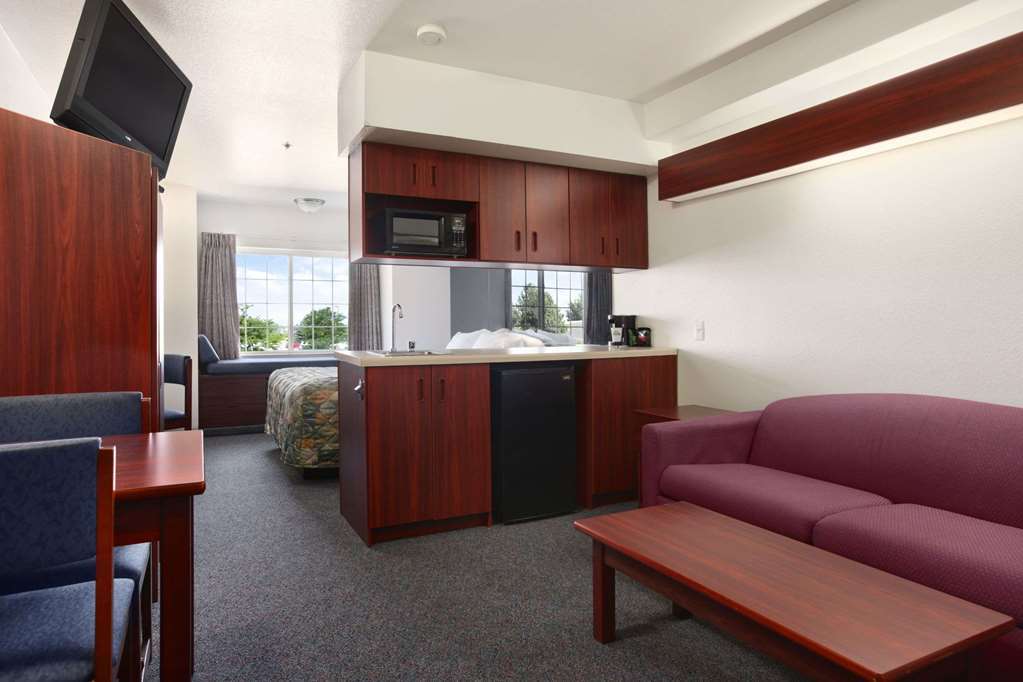 Days Inn & Suites By Wyndham Greeley Bilik gambar